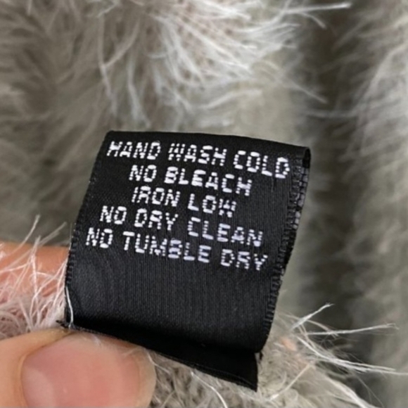 Maddison Grey Pink Hearts Jacquard Fuzzy Sweater Women's Large L Valentine's EUC - Picture 7 of 7